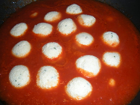 5Chiftelute_de_urda_in_sos_de_rosii