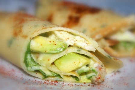 Clatite_umplute_cu_salata_de_pui_si_avocado_1